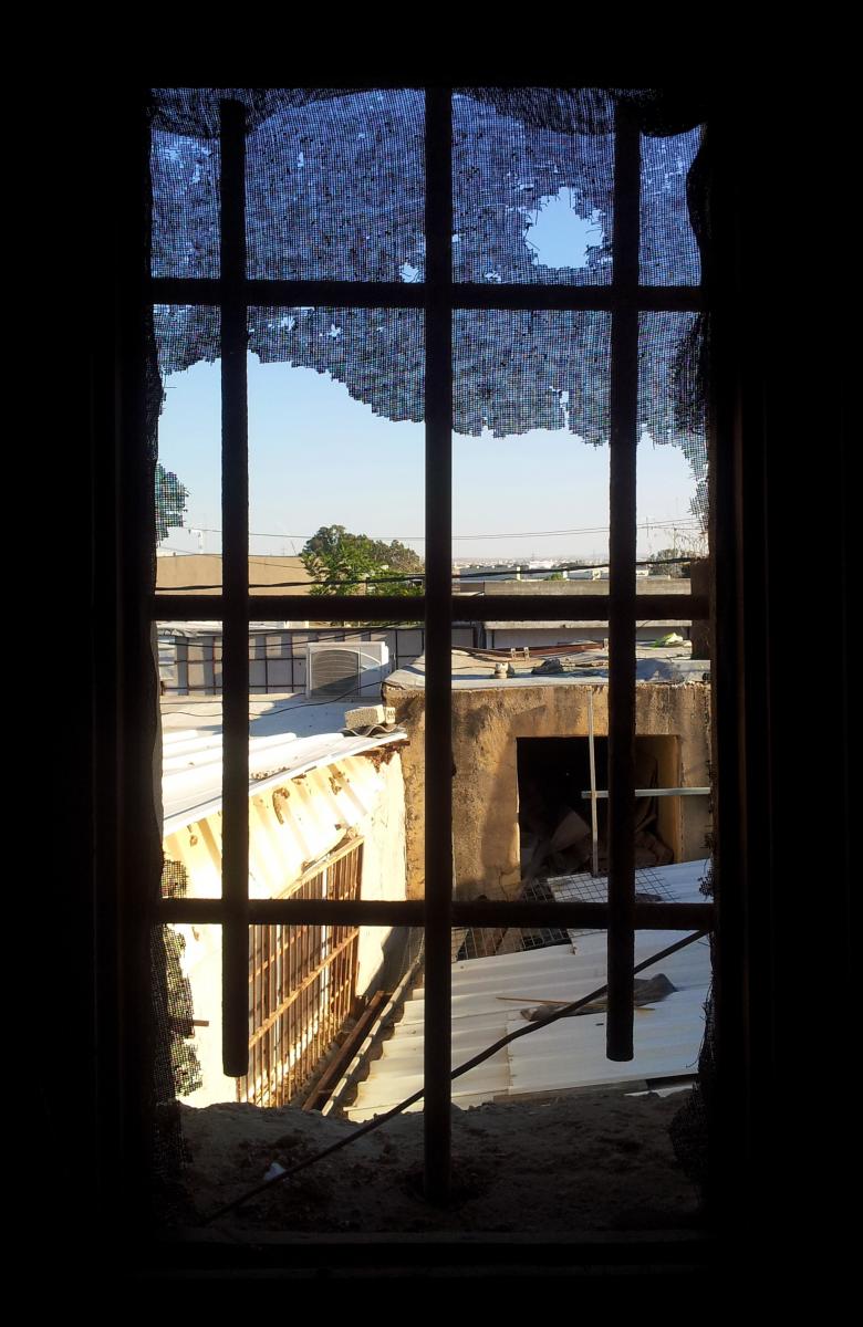 מבט לחצר שכנה. לו החלון יכל לדבר ולספר את סיפורי באר שבע (צילום: דני בלר)